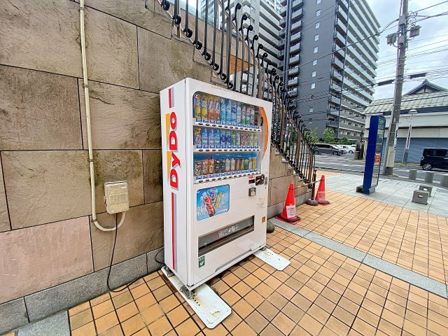 マンション敷地内に設置された大変便利な自動販売機スペース。喉が乾いた時やちょっとしたドリンクの購入も、敷地内から外へ出ることなく手軽に利用できるのが日々の暮らしに地味に嬉しいポイントです。
