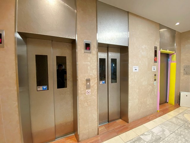 綺麗に清掃・整備された清潔感ある共用エレベーター。20階のお部屋への移動もスムーズに行え、大きなお買い物や重い荷物がある日でもストレスなく快適に行き来できる安心の館内設備となっております。