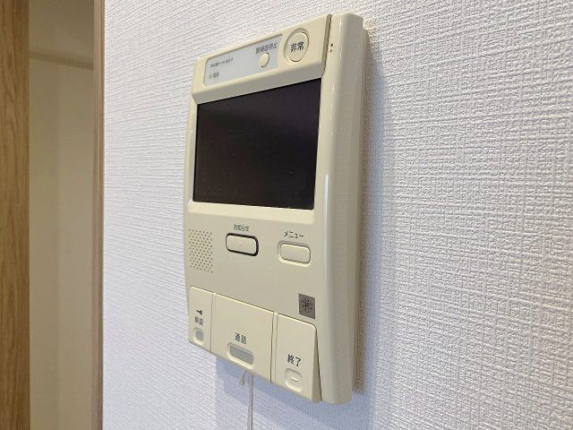 室内から来訪者の顔と姿をひと目で確認できる安心のTVモニター付きインターホン。防犯面にも大変優れており、小さなお子様のお留守番時や一人で過ごす時間帯でも安心して対応できる心強い設備仕様です。
