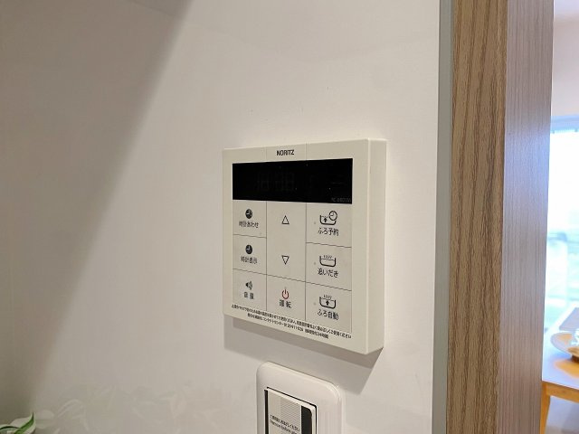 ボタンひとつでお好みの湯温に設定・保温ができる便利で快適な追い焚き機能付き給湯パネル。ご家族全員がそれぞれのタイミングで、いつでも温かいお風呂に浸かれるのが暮らしに嬉しいポイントです。