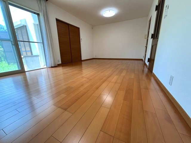 お庭との繋がりを楽しめる開放的なリビングダイニング。南向きで明るいです。