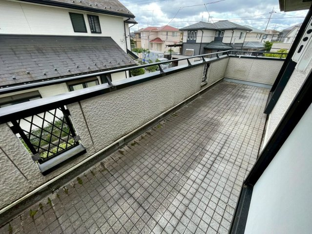 暖かな日差しのふりそそぐワイドバルコニー