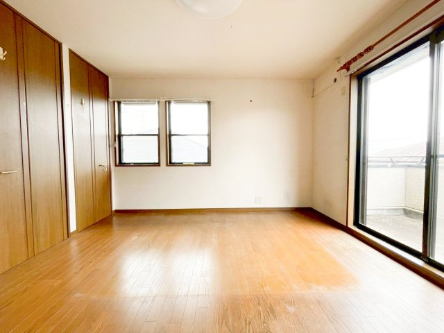 二面採光で明るい洋室です