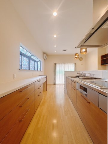 ■キッチン｜大きなお鍋や調理用具のも出し入れラクラクな収納がたっぷり！毎日使う場所だからこそ、無理のない姿勢で作業できるのは嬉しいポイントですね(*＾＾*)♪