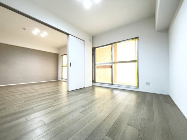 LD横の洋室は、扉を開けて解放感ある空間に。　