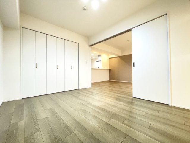 LD横の洋室は、扉を開けて解放感ある空間に。　
