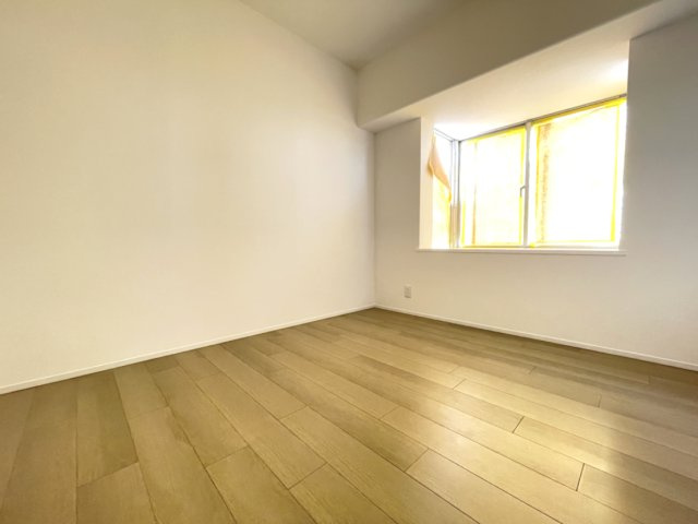 小さな窓がついた洋室は、優しい光が降り注ぎます。　