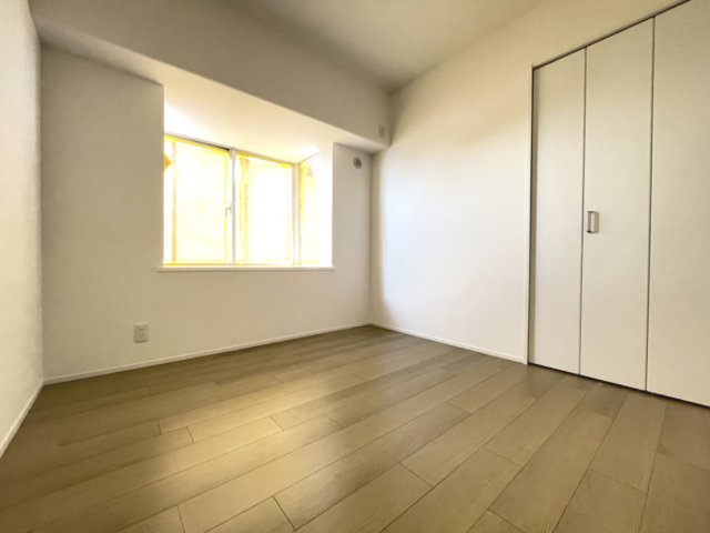 小さな窓がついた洋室は、優しい光が降り注ぎます。　