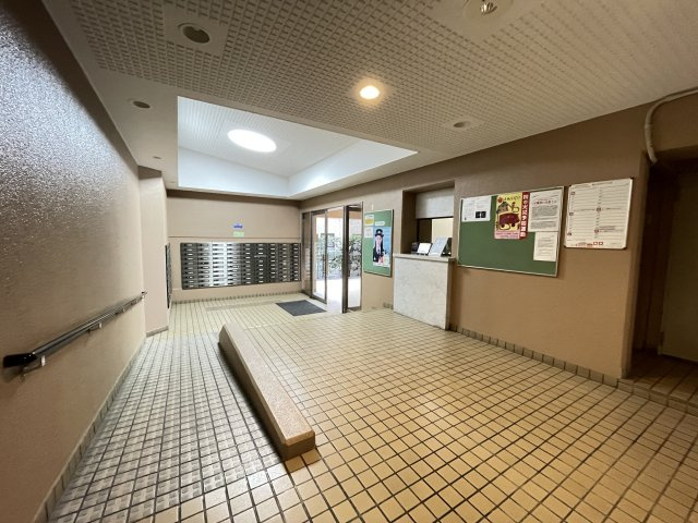 明るく広々としたエントランスが迎えてくれます。　