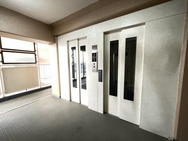 重たい荷物を持っていても、エレベーターがあれば安心です。　