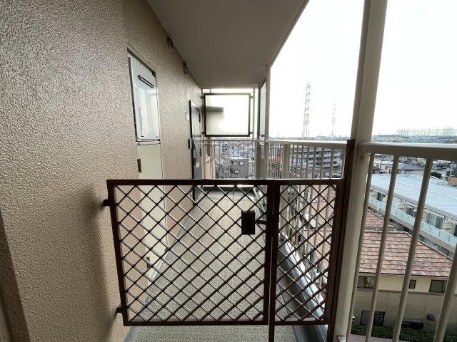 広いポーチがついた玄関。　