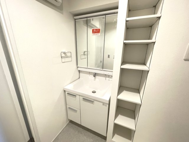 収納力もある明るい洗面台は、大量のストックもスッキリと片付きます。　