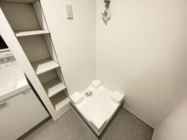 洗濯機置き場の横には可動式の棚もあり、タオルやストックもたっぷり収納出来ます。　