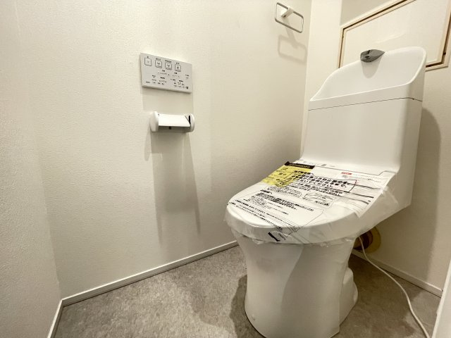 温水洗浄便座付きの清潔感あるトイレは、落ち着いた空間に。　