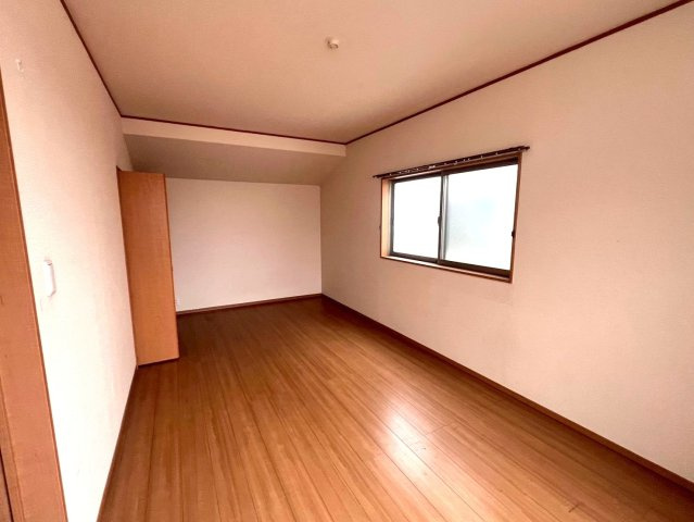 落ち着いた色調の洋室です