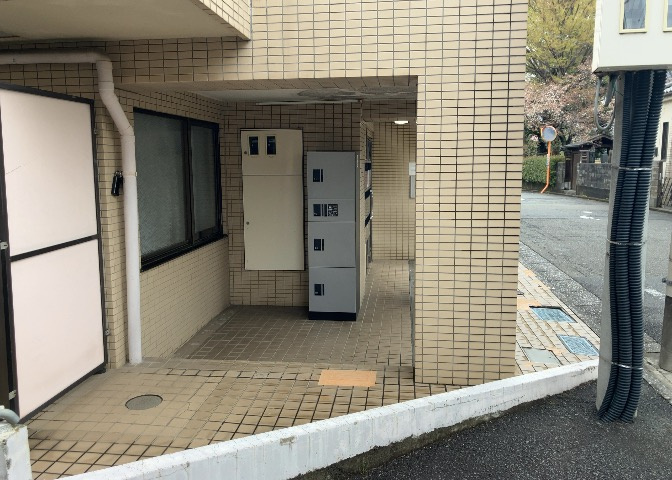 物件によっては、入居者が個人的に使用できる専用庭がついているものもあります。また、住宅の中にある土間の部分を庭と呼ぶこともあります。庭の用途は住む人によって変わり、それによってデザインもさまざまです。