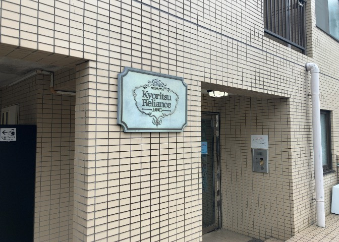 中庭（パティオ）とは、一つの建築物の内部に設けられた、壁などで囲われている庭のことを指します。コの字型、ロの字型が主流ですが、L字型の中庭もあります。最近では、インテリア性の高さからも人気があります。