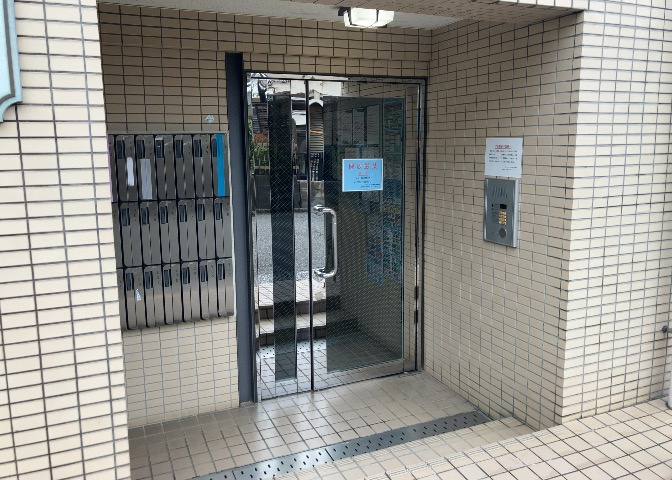 ラウンジは、マンションの共用スペースに椅子やテーブルなどを配置した利用者が寛げる空間です。屋内型ラウンジと屋外型ラウンジがあります。共用部分の管理状況と合わせて、詳細については現地でご確認ください。