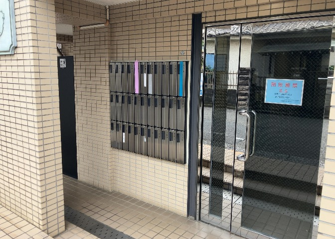 エントランス付近に設置されている集合ポストは、住んでいる部屋と離れているため、ポストをあさるなど誰かに何かされていても被害に気づきにくいです。入居する時には他人に特定されにくい番号で鍵をかけましょう！