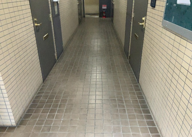 ロビーというと、エントランスと何がちがうの？と思いますよね。実はロビーとエントランスには明確な決まりはありません。物件によっては、エントランスを入って広がるある程度の広さのある空間がロビーとなります。