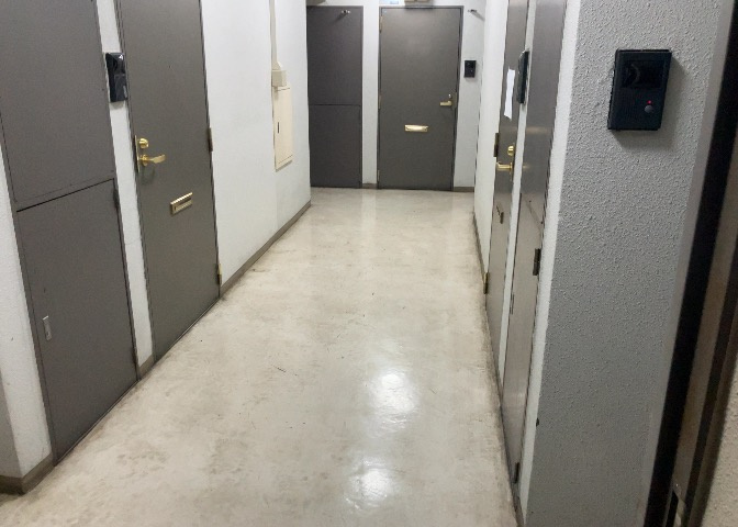 共用部分は、一棟の建物に住む区分所有者全員が共同で所有するとし、共用部分の管理、補修などは、区分所有者で形成される管理組合が行います。個人の判断で勝手に変更することはできませんので覚えておきましょう。