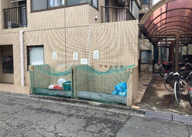 共有部分は、住民なら誰もが使える設備のこと。例えば駐車場やエレベーター、インターネット設備、セキュリティ設備などがあります。他にも、マンションの廊下・外部階段やエントランス・ゴミ置き場などがあります。