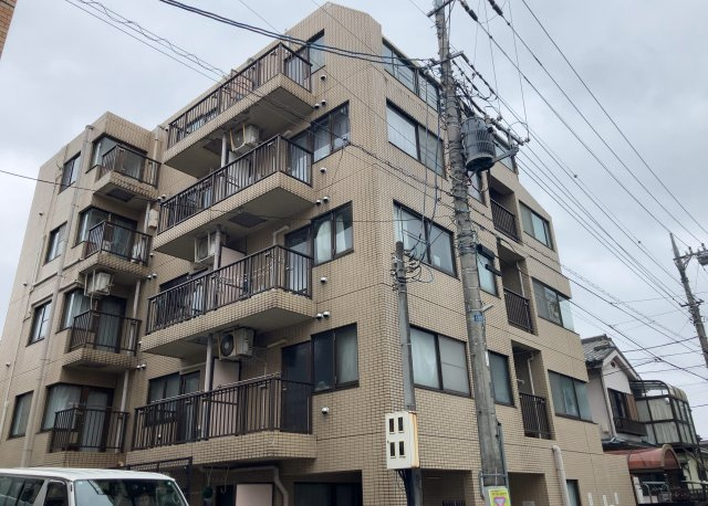 眺望の良さを楽しめるダイニングキッチンで家族団らんの時間を過ごしてはいかがでしょうか。バルコニーから見える景色を家族で眺める時間は、時間が経つのを忘れてしまいそうですね。是非、現地を見に行きましょう！