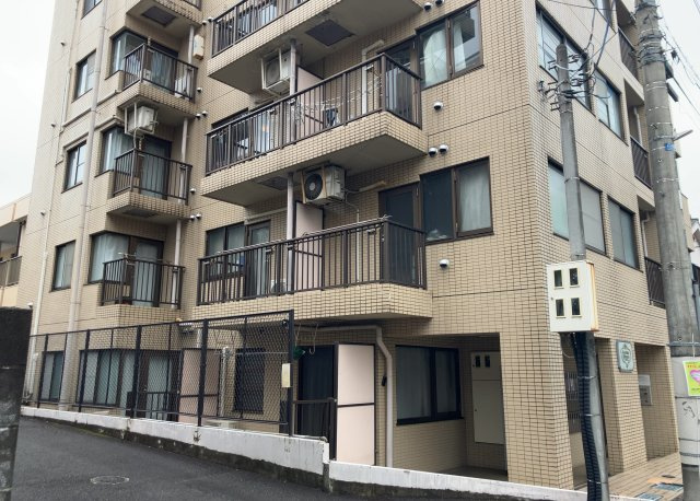 道幅が広い場所は日当たりや風通が良好です。幅が広いのですれ違いも可能ですし大きな車でも駐車可能！一方で、大型車が通ることも多くなるため交通量の増加により騒音に繋がります。また土地の値段が高くなります。