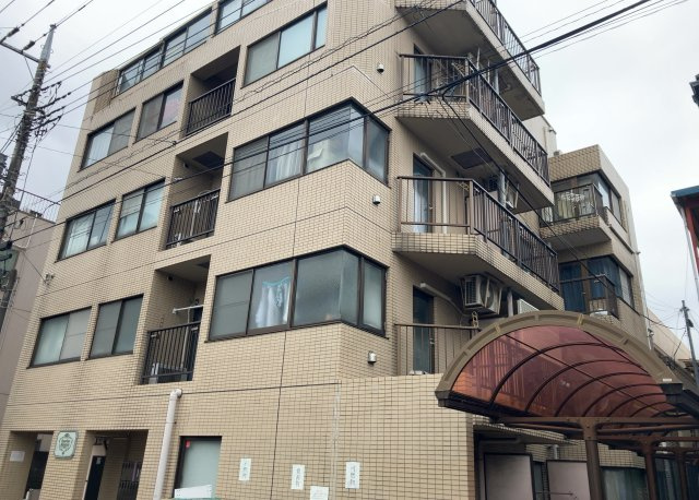 ＲＣ造、Reinforced　Concreteは直訳すると補強されたコンクリートです。主に柱や梁・床・壁が鉄筋とコンクリートで構成おり、鉄筋を組んだ型枠にコンクリートを流し込んで固めたものを指します。