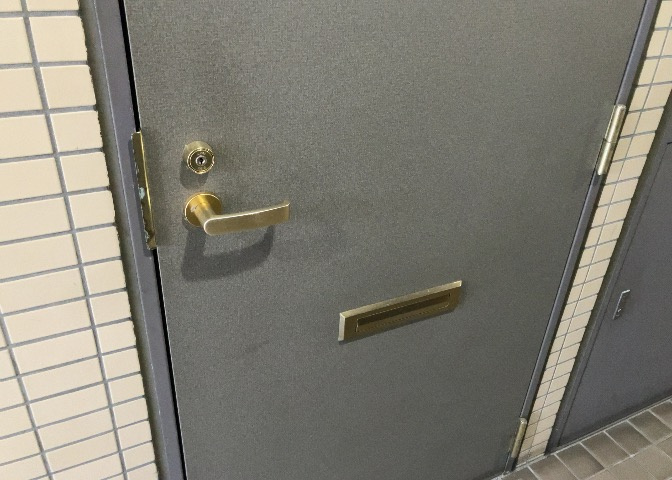 玄関は家の顔でもあり、家族以外の目にも止まる場所です。玄関は外との間を仕切る扉、靴などをしまっておく収納スペース、靴脱ぎのたたきスペース、来客とのやり取りをするドアホンなど複数のアイテムからなります。