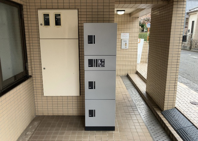 共有部分は、住民なら誰もが使える設備のこと。例えば駐車場やエレベーター、インターネット設備、セキュリティ設備などがあります。他にも、マンションの廊下・外部階段やエントランス・ゴミ置き場などがあります。