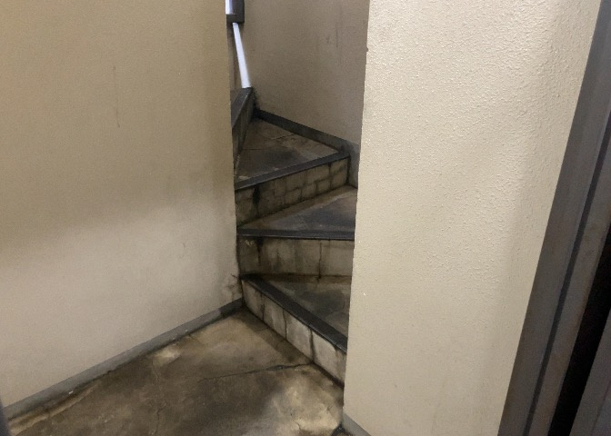 共用部分は、一棟の建物に住む区分所有者全員が共同で所有するとし、共用部分の管理、補修などは、区分所有者で形成される管理組合が行います。個人の判断で勝手に変更することはできませんので覚えておきましょう。