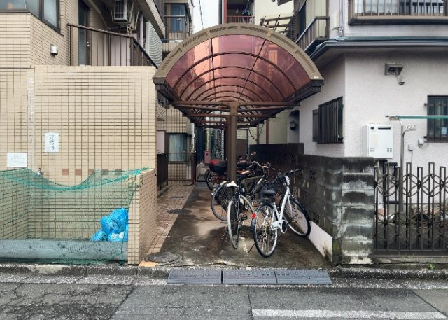 車一台あたりに必要なスペースは、標準サイズの普通自動車で横幅2m50cm、長さ5mは必要になります。ただし、乗降のことも考慮して横幅3m30cm、長さ5m50cmほどは確保できるところを選びましょう。