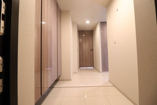 【玄関】少しの段差が住戸への埃の侵入を防いでくれます♪また、白を基調とした玄関は清潔感がありまた、より広く感じさせてくれます。