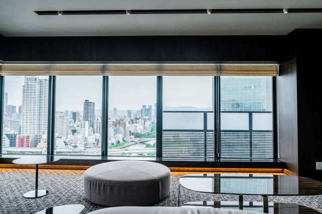 【ビューラウンジ】20Fのビューラウンジです。眼下には大川や中之島の風景が広がっています。