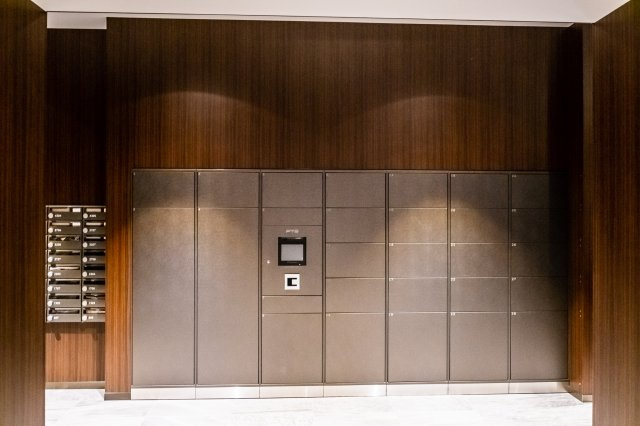 【宅配ボックス】メールコーナーの手前には宅配ボックスがあります。ボックスの数も十分にあります。