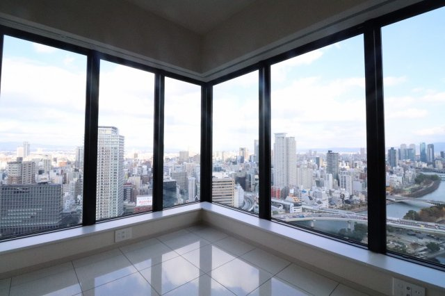 【リビング】30階部分、東北角住戸のリビングダイニング。窓が大きく採光も良好◎また、開放感があり、夜は夜景を楽しみながらお食事を楽しんで頂けます♪