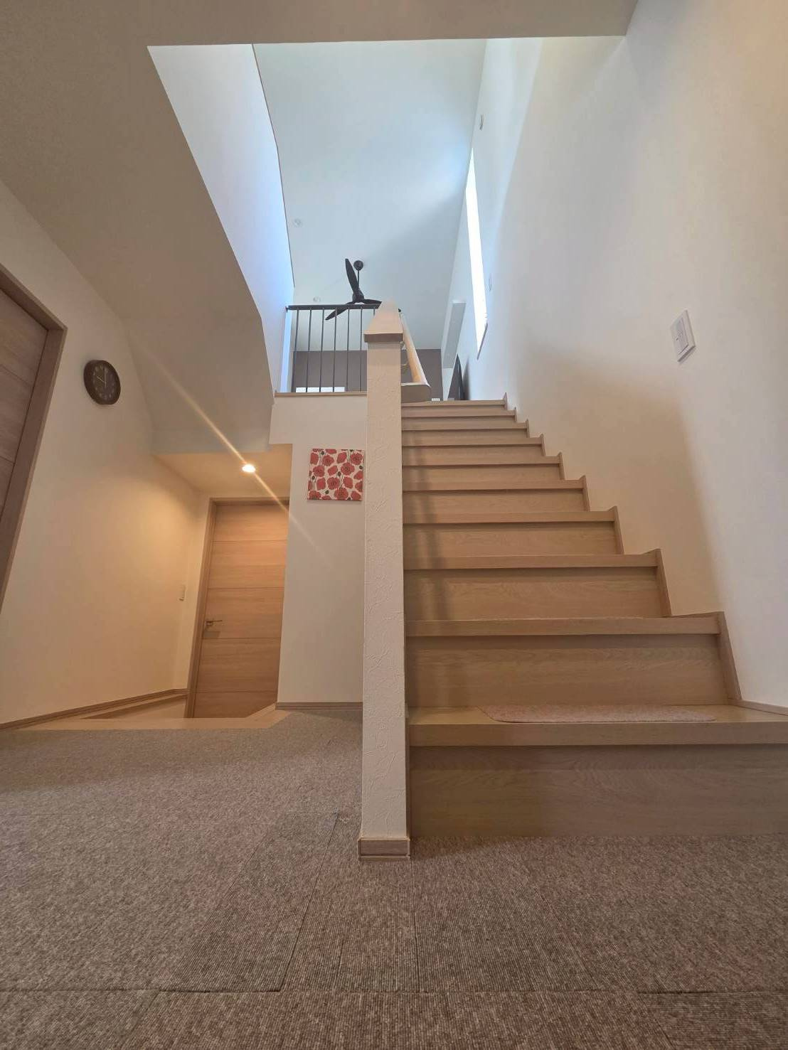 玄関は家の顔でもあり、家族以外の目にも止まる場所です。玄関は外との間を仕切る扉、靴などをしまっておく収納スペース、靴脱ぎのたたきスペース、来客とのやり取りをするドアホンなど複数のアイテムからなります。