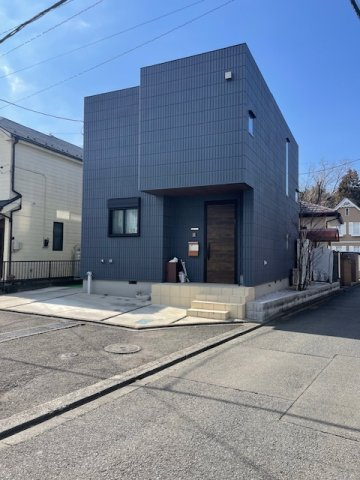 お持ちの車種によっては前面道路が広い方が便利でしょう。しかし、前面道路が広ければその分交通量が多くなるため、騒音などが気になる場合があります。実際に現地を見学し、周辺交通量や騒音などを確認しましょう！