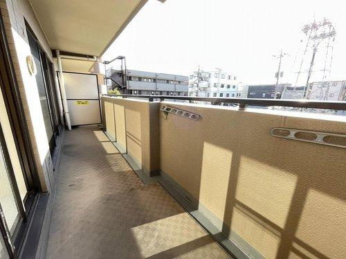 前面棟無しで南向きのバルコニーは、陽当たり・通風・眺望良好です。