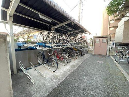屋根付きの駐輪場で、サビや汚れの心配も不要。