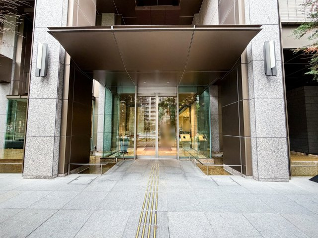 重厚感のあるエントランスです。