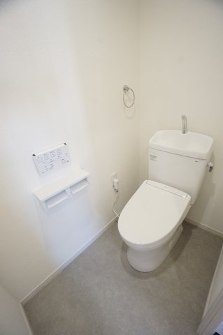 トイレです。　あると嬉しいウォシュレット機能付きです♪