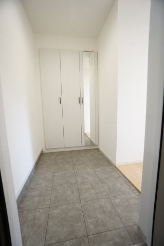 玄関です。　全身鏡付き収納と広めの土間になっております◎