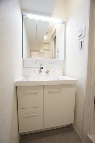 洗面所です。　三面鏡ですっきりと朝の身支度もはかどります◎