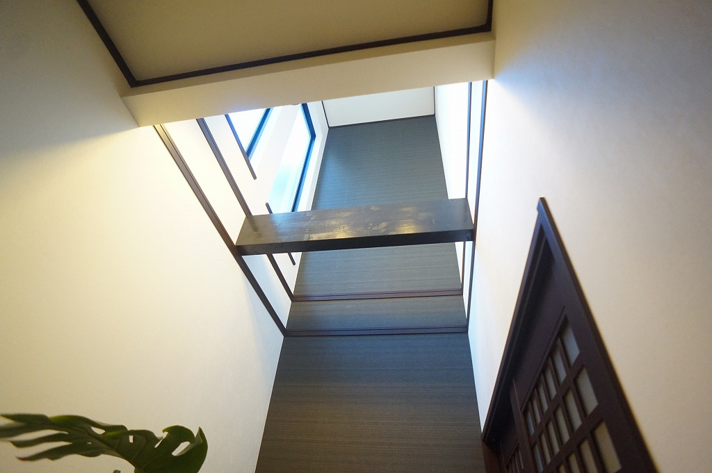 玄関の吹き抜けです☆上部の窓から採光が入ります☆
