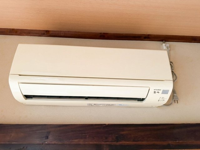 お部屋にはエアコンがあらかじめ設置されています。詳細な取扱いや性能保証の有無については、お気軽にお問い合わせください。