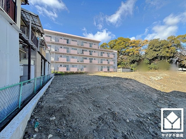 「キリン堂尼崎東店」まで徒歩5分、「業務スーパーTAKENOKO園田店」まで徒歩11分など、お買い物施設が徒歩圏内に複数あり便利な住環境です。
