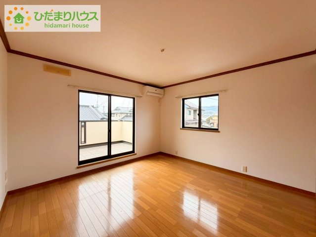バルコニーに面していて、たっぷり光りの入る明るい主寝室です！