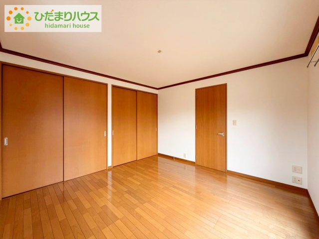 広めの主寝室は、ベッドの他にもパソコンデスクやドレッサーなども置けちゃいます(*^-^*)